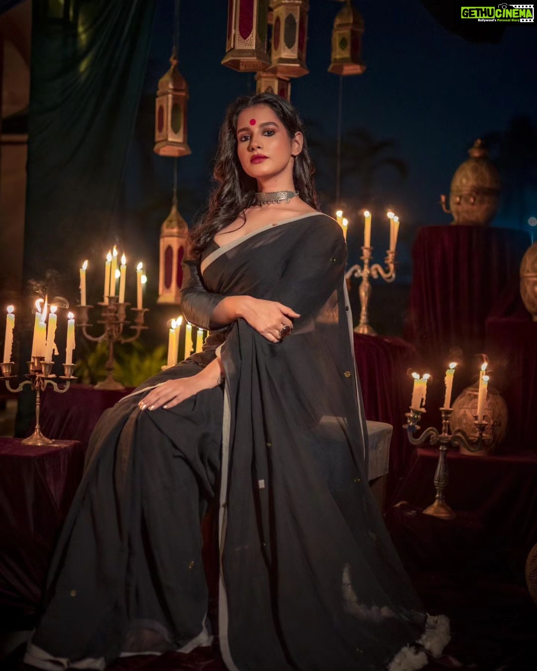 Angana Roy Instagram - रूहानियत #octobersecond #blackaesthetic #blacksaree #photoshoot #postoftheday #sareelook #lookbook #aesthetic #anganaroy #setdesign #royal #ruhaniyat #sareefashion #fashionshoot #conceptphotoshoot #lovefromA