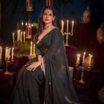 Angana Roy Instagram - रूहानियत #octobersecond #blackaesthetic #blacksaree #photoshoot #postoftheday #sareelook #lookbook #aesthetic #anganaroy #setdesign #royal #ruhaniyat #sareefashion #fashionshoot #conceptphotoshoot #lovefromA