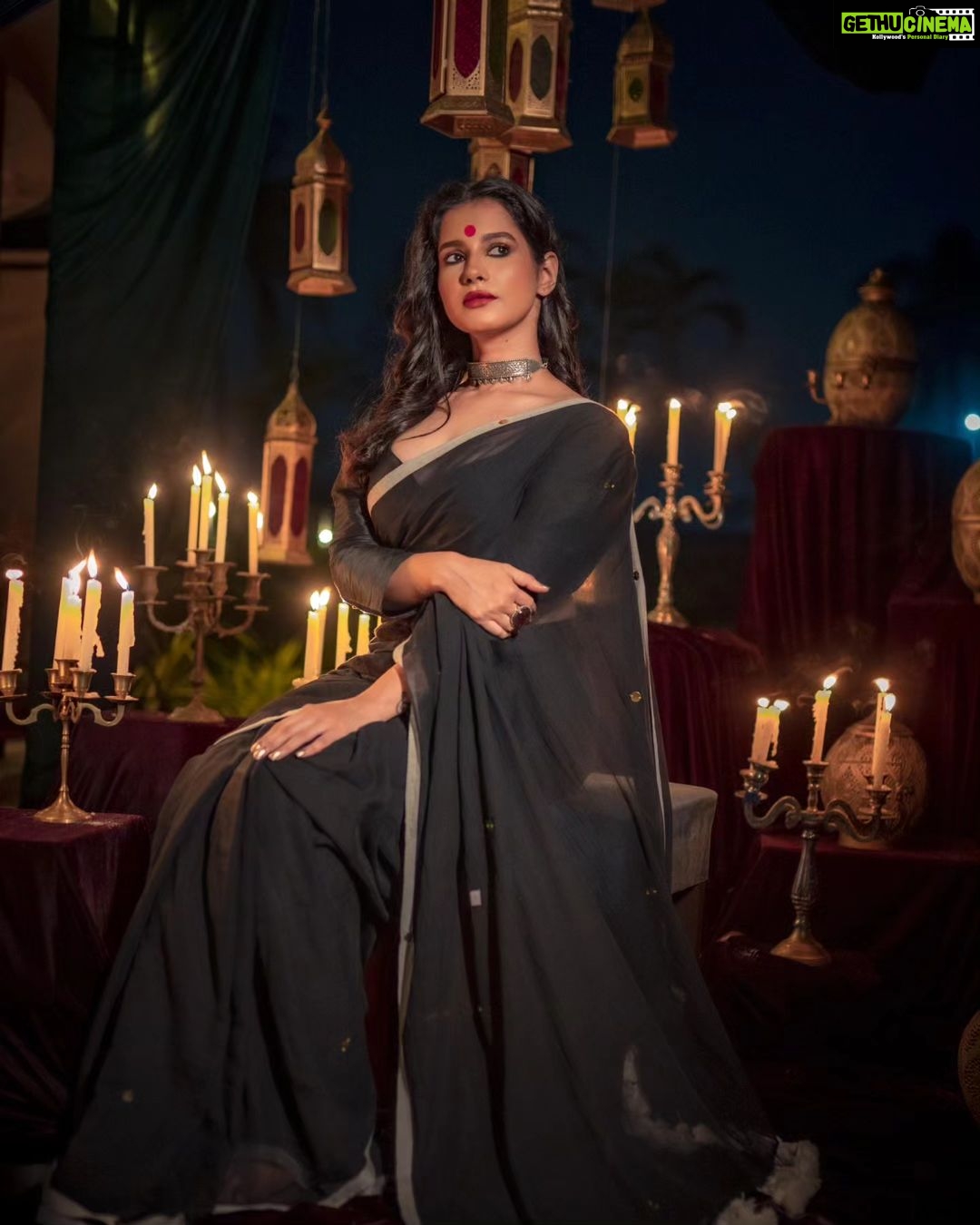 Angana Roy Instagram - रूहानियत #octobersecond #blackaesthetic #blacksaree #photoshoot #postoftheday #sareelook #lookbook #aesthetic #anganaroy #setdesign #royal #ruhaniyat #sareefashion #fashionshoot #conceptphotoshoot #lovefromA