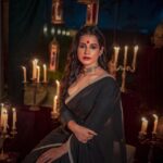Angana Roy Instagram - रूहानियत #octobersecond #blackaesthetic #blacksaree #photoshoot #postoftheday #sareelook #lookbook #aesthetic #anganaroy #setdesign #royal #ruhaniyat #sareefashion #fashionshoot #conceptphotoshoot #lovefromA