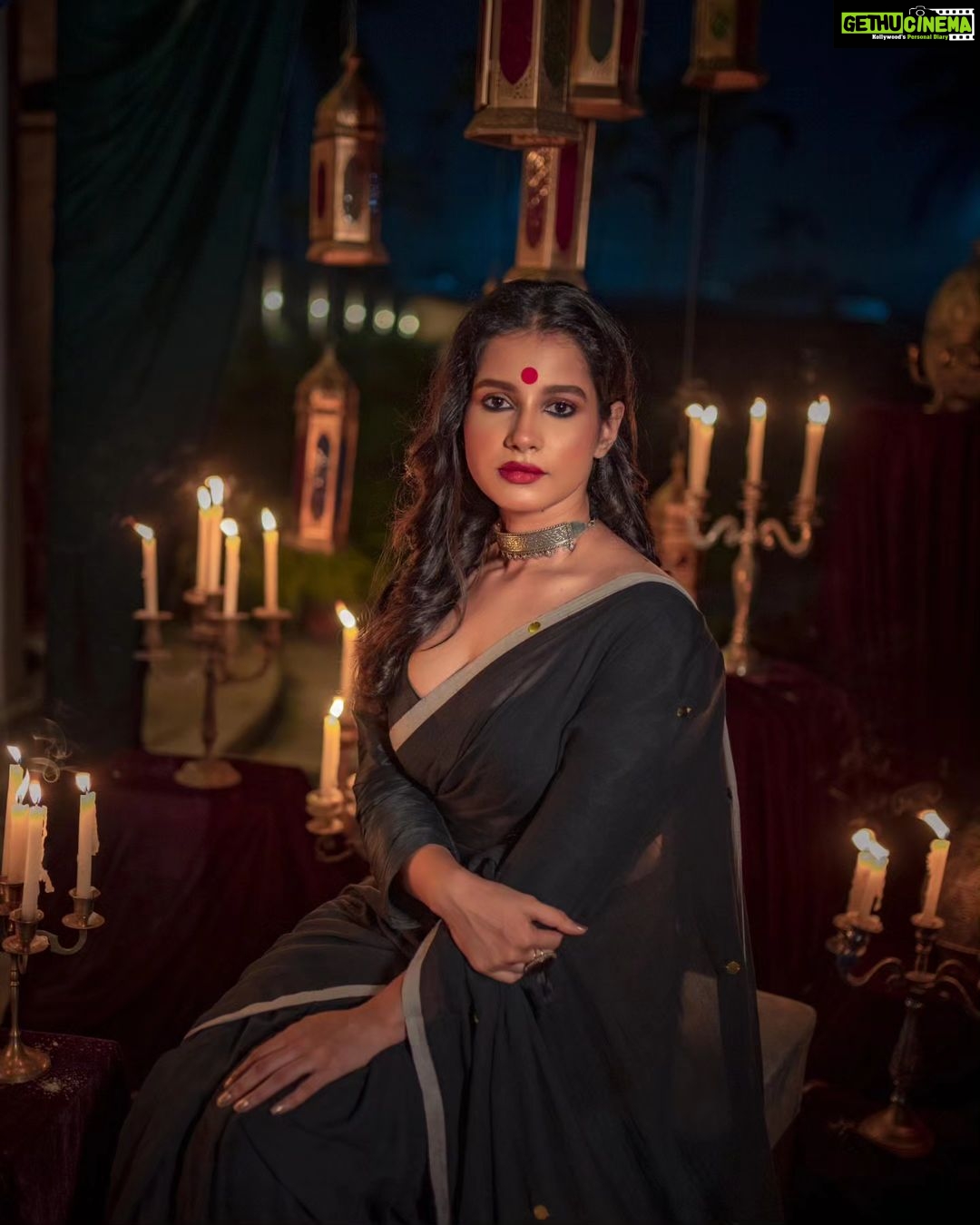 Angana Roy Instagram - रूहानियत #octobersecond #blackaesthetic #blacksaree #photoshoot #postoftheday #sareelook #lookbook #aesthetic #anganaroy #setdesign #royal #ruhaniyat #sareefashion #fashionshoot #conceptphotoshoot #lovefromA