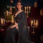 Angana Roy Instagram - रूहानियत #octobersecond #blackaesthetic #blacksaree #photoshoot #postoftheday #sareelook #lookbook #aesthetic #anganaroy #setdesign #royal #ruhaniyat #sareefashion #fashionshoot #conceptphotoshoot #lovefromA