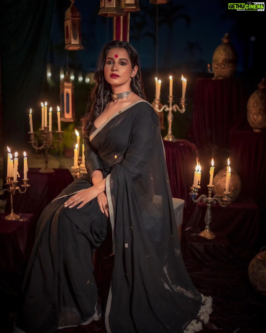 Angana Roy Instagram - रूहानियत #octobersecond #blackaesthetic #blacksaree #photoshoot #postoftheday #sareelook #lookbook #aesthetic #anganaroy #setdesign #royal #ruhaniyat #sareefashion #fashionshoot #conceptphotoshoot #lovefromA