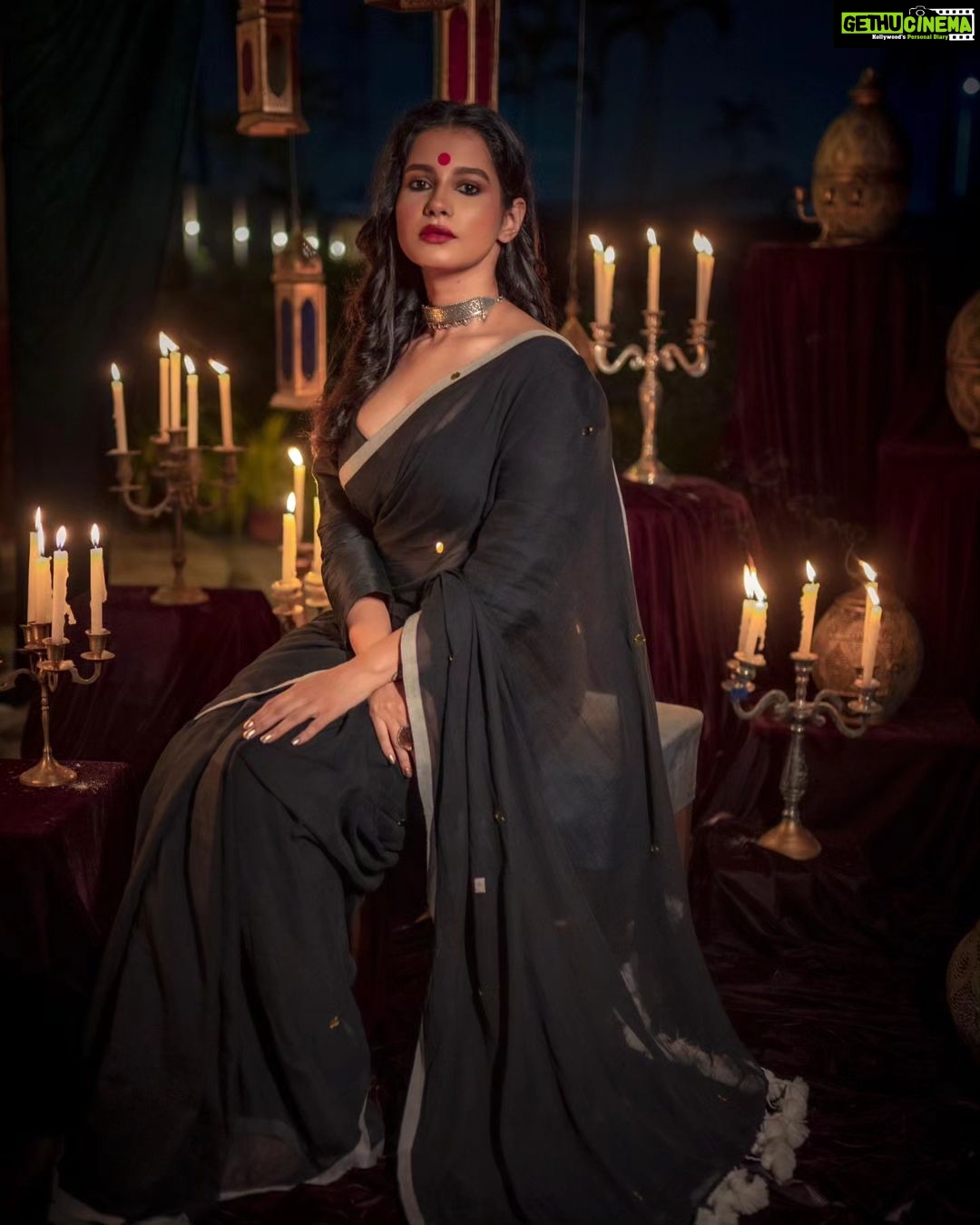 Angana Roy Instagram - रूहानियत #octobersecond #blackaesthetic #blacksaree #photoshoot #postoftheday #sareelook #lookbook #aesthetic #anganaroy #setdesign #royal #ruhaniyat #sareefashion #fashionshoot #conceptphotoshoot #lovefromA