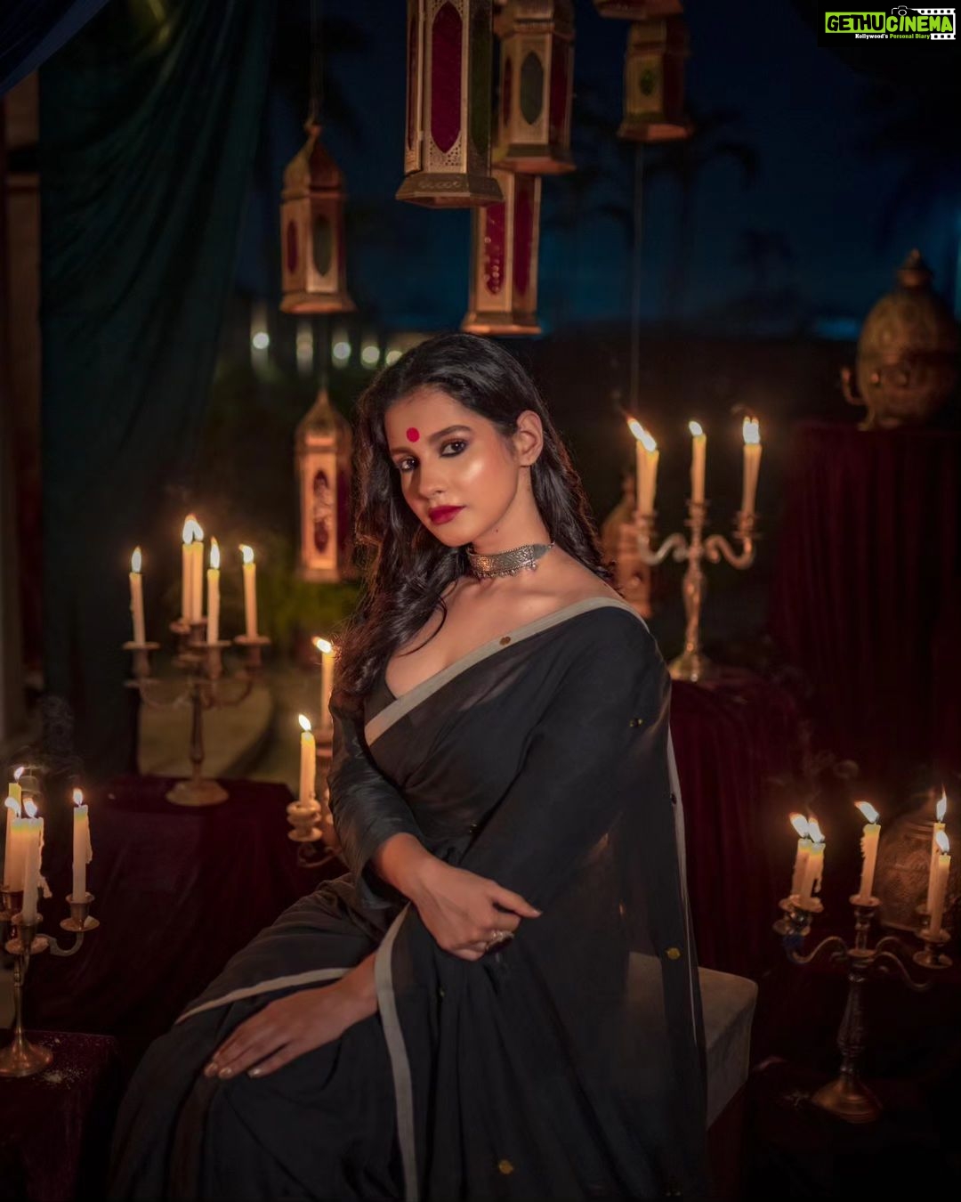 Angana Roy Instagram - रूहानियत #octobersecond #blackaesthetic #blacksaree #photoshoot #postoftheday #sareelook #lookbook #aesthetic #anganaroy #setdesign #royal #ruhaniyat #sareefashion #fashionshoot #conceptphotoshoot #lovefromA