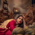 Angana Roy Instagram - Aaiye meherbaan Baithiye jaane jaan #photoseries #photoshoot #laalpaarshadasaree #indianwear #ethnic #sundaypost #bengaliattire #setdesign #artsy #octoberfirst #postoftheday #lovefromA