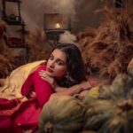 Angana Roy Instagram - Aaiye meherbaan Baithiye jaane jaan #photoseries #photoshoot #laalpaarshadasaree #indianwear #ethnic #sundaypost #bengaliattire #setdesign #artsy #octoberfirst #postoftheday #lovefromA