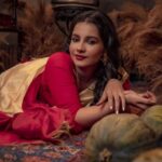 Angana Roy Instagram - Aaiye meherbaan Baithiye jaane jaan #photoseries #photoshoot #laalpaarshadasaree #indianwear #ethnic #sundaypost #bengaliattire #setdesign #artsy #octoberfirst #postoftheday #lovefromA