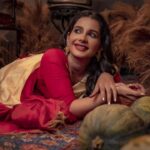 Angana Roy Instagram - Aaiye meherbaan Baithiye jaane jaan #photoseries #photoshoot #laalpaarshadasaree #indianwear #ethnic #sundaypost #bengaliattire #setdesign #artsy #octoberfirst #postoftheday #lovefromA