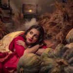 Angana Roy Instagram - Aaiye meherbaan Baithiye jaane jaan #photoseries #photoshoot #laalpaarshadasaree #indianwear #ethnic #sundaypost #bengaliattire #setdesign #artsy #octoberfirst #postoftheday #lovefromA