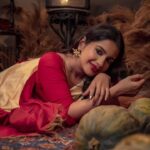 Angana Roy Instagram - Aaiye meherbaan Baithiye jaane jaan #photoseries #photoshoot #laalpaarshadasaree #indianwear #ethnic #sundaypost #bengaliattire #setdesign #artsy #octoberfirst #postoftheday #lovefromA