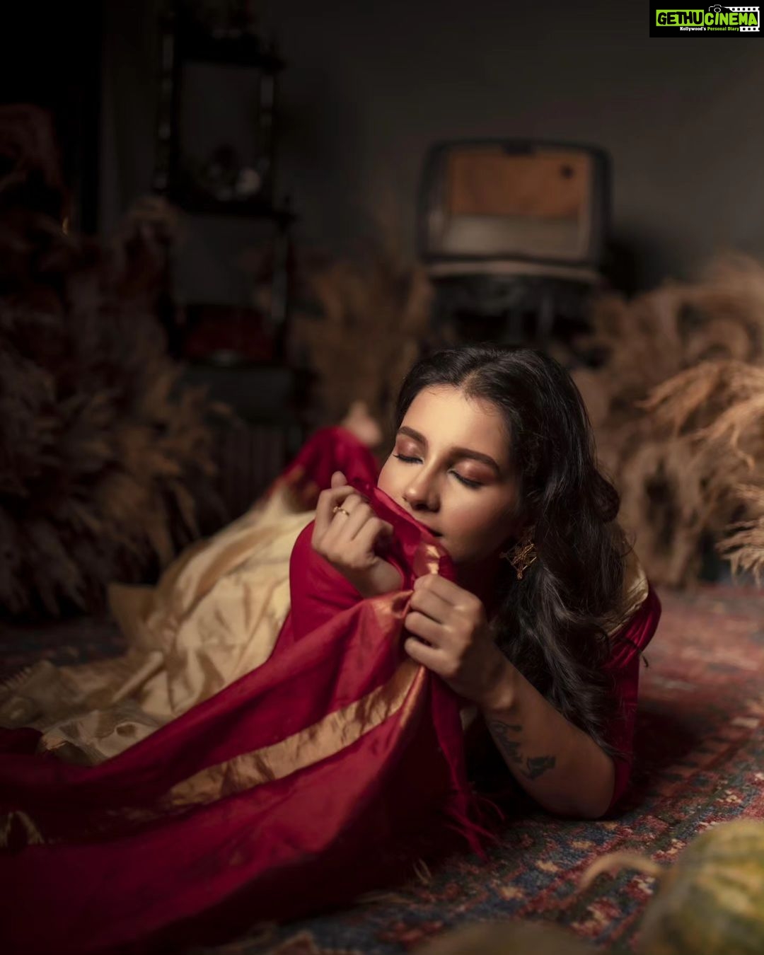 Angana Roy Instagram - Maa'er shari Direction - @sinhakounteya ❤️ Scenography and sets - @oiendrilaraykapur Photographers - @snehadeepdas @pandeyrana @nilayan.jpeg Location - @melrosegardens.kol Makeup - @makeupartist.samrat Accessories - @bhramori.roy #maayer #saree #ethnicwear #ethniclook #lookoftheday #saturday #postoftheday #setdesign #laalpaarshadasaree #newpics #moodpost #moodshots #septemberissue #indianattire #lovefromA