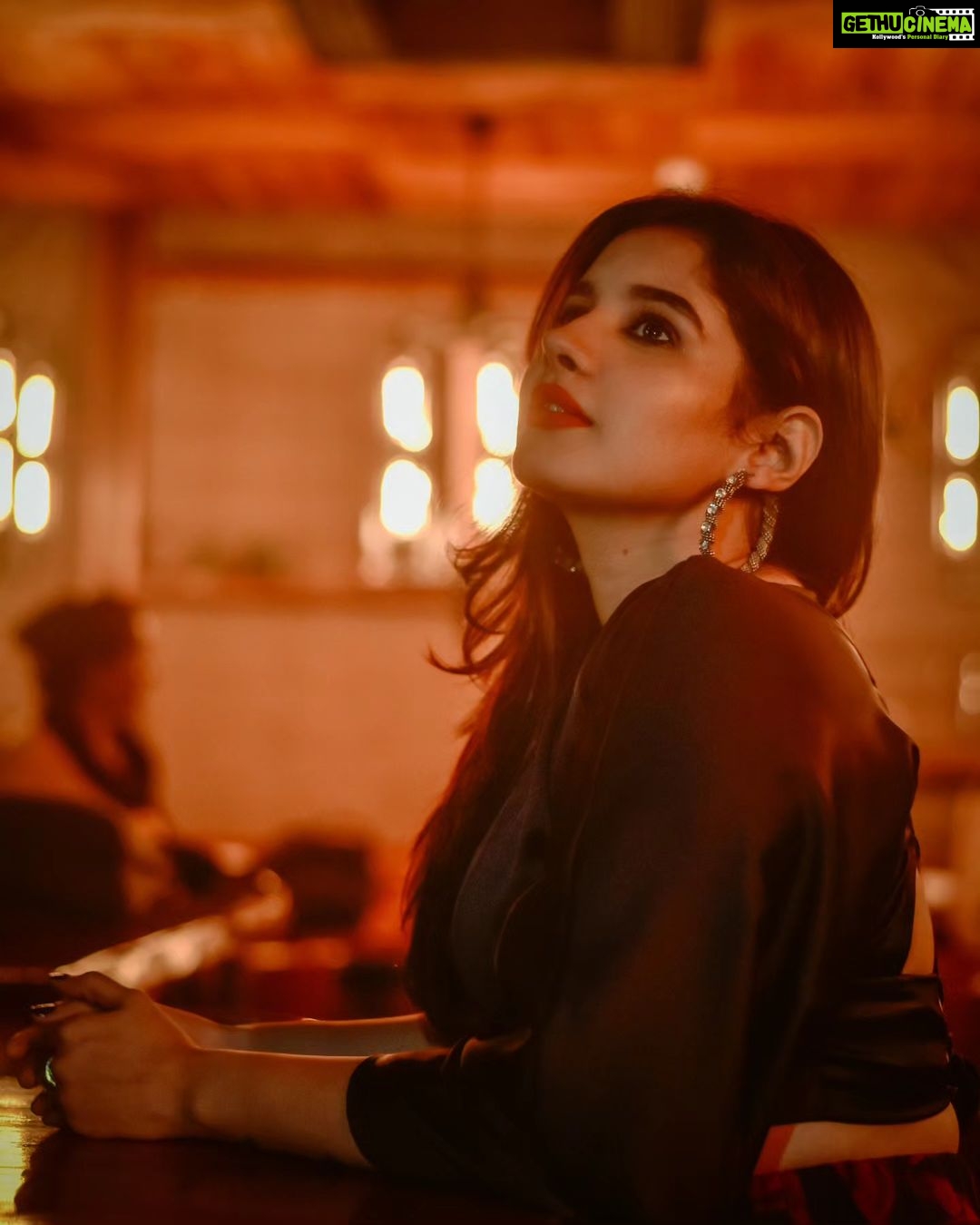 Angana Roy Instagram - Lemme stop you there 📸 @susmita_sil . . . #wednesday #postoftheday #shooting #stills #bts #moments #chic #lookbook #lookoftheday #wednesdays #loveforblack #laceback #lightandshadow #lovefromA