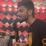 Anirudh Ravichander Instagram - It’s been a while.. here’s your fav #Chaleya ❤️ @iamsrk @atlee47 @redchilliesent @tseries.official