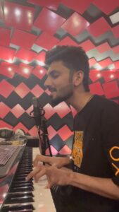 Anirudh Ravichander Instagram - It’s been a while.. here’s your fav #Chaleya ❤️

@iamsrk @atlee47 @redchilliesent @tseries.official