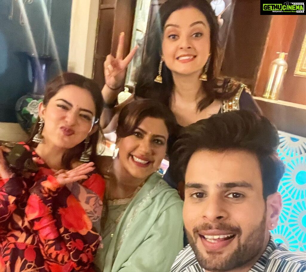 Anisha Hinduja Instagram - We never miss a chance of making our day more exciting 🩷💙❤️🩵🧿 #moments #captured #fun #team #joy #kundalibhagya