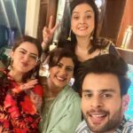 Anisha Hinduja Instagram - We never miss a chance of making our day more exciting 🩷💙❤️🩵🧿 #moments #captured #fun #team #joy #kundalibhagya