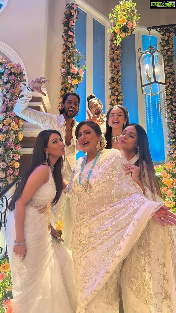 Anisha Hinduja Instagram - Alone we can do so little, together we can do so much.❤️❤️ A big thank you to all of you to shower Us with so much of love for these 6 glorious years . We promise to keep entertaining you always. Please continue to shower all your love ♥️ #kundalibhagya #balajitelefilms #balajimotionpictures #aajtak #actorlife #acting #6YearsnCounting #ToManyMore