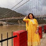 Anisha Hinduja Instagram – Life is not meant to be in one place #rishikesh #paradise 
Where the Ganges flow and my love for the divine grows 
#nature #photography #positivevibes #energy #healing #himalayas #❤️ Rishikesh ऋषिकेश