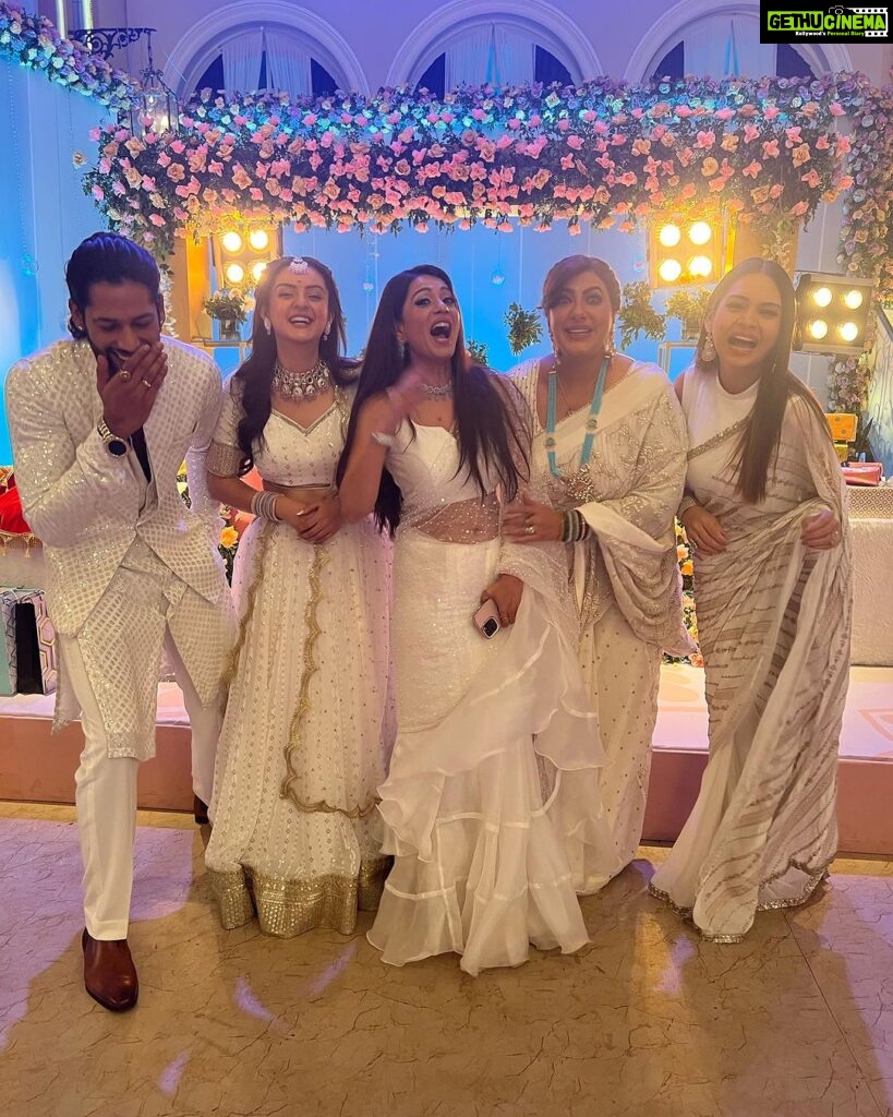 Anisha Hinduja Instagram - The purpose of our life is to be happy🫶🫶 #my #kundalibhagya #family #nofilter #onlylove #picoftheday #happiness #fun #joy #lovethemsomuch #❤️