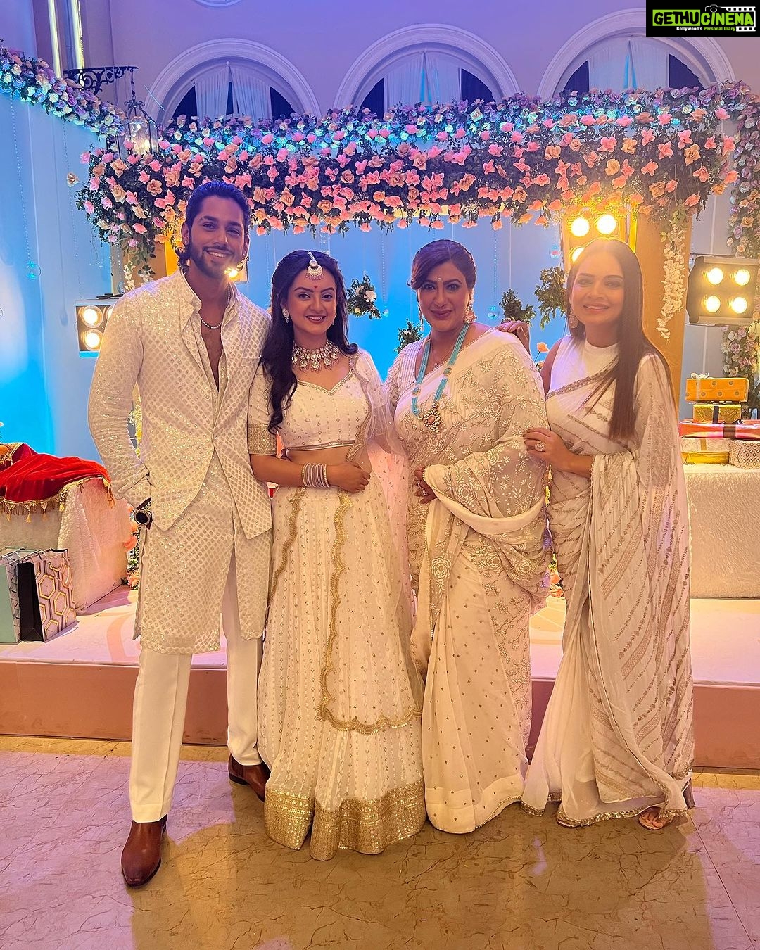 Anisha Hinduja Instagram - The purpose of our life is to be happy🫶🫶 #my #kundalibhagya #family #nofilter #onlylove #picoftheday #happiness #fun #joy #lovethemsomuch #❤️