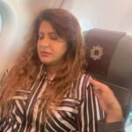 Anisha Hinduja Instagram - Mere ander ka Jethalal jag jata hai😤 whenever someone tries to wake me up 🥱😴 Sone ka bahana, travel ka drama! 😴✈️” #instareels #reelitfeelit #instagram #fun #😅😅😅 🫶