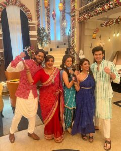 Anisha Hinduja Instagram - Family is where life begins and love never ends #❤️ #🧿 
#our #bonding #needs #nofilter 
#only #love 
#kundalibhagya