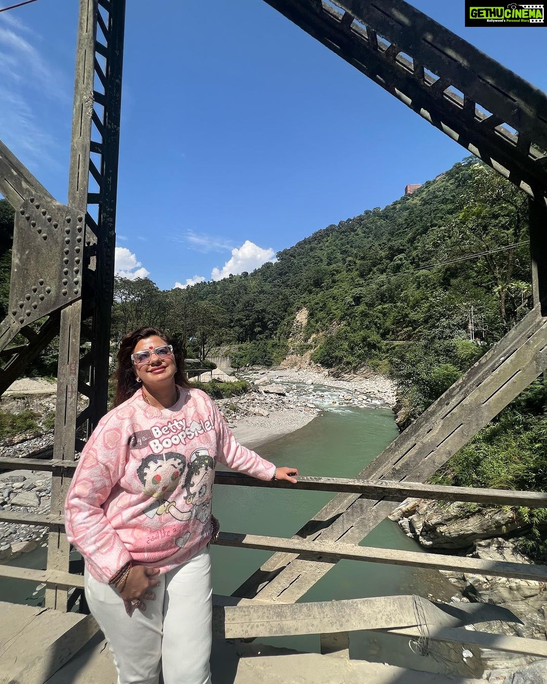 Anisha Hinduja Instagram - There is beauty around every bend #❤️❤️❤️ #waterfalls #mountains #naturelovers #nofilter #onlyme #loveyourself #gratitudeattitude