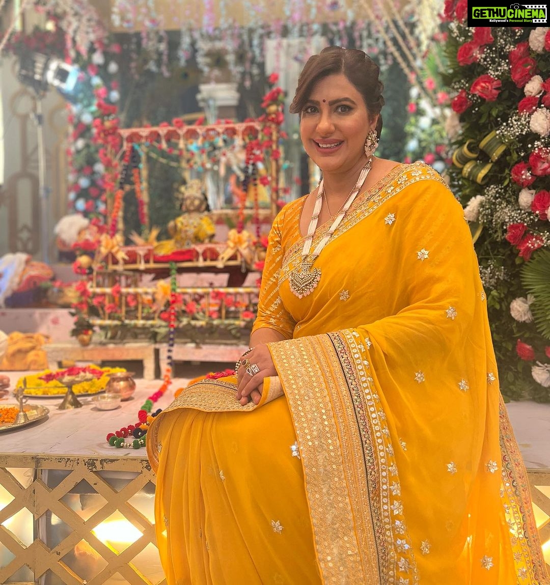 Anisha Hinduja Instagram - Krishna janmashtami on set #❤️ #kundalibhagya #festive #mood #celebration #dress #instagood #bonding #happiness #gratitude #🙏