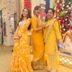 Anisha Hinduja Instagram - Krishna janmashtami on set #❤️ #kundalibhagya #festive #mood #celebration #dress #instagood #bonding #happiness #gratitude #🙏