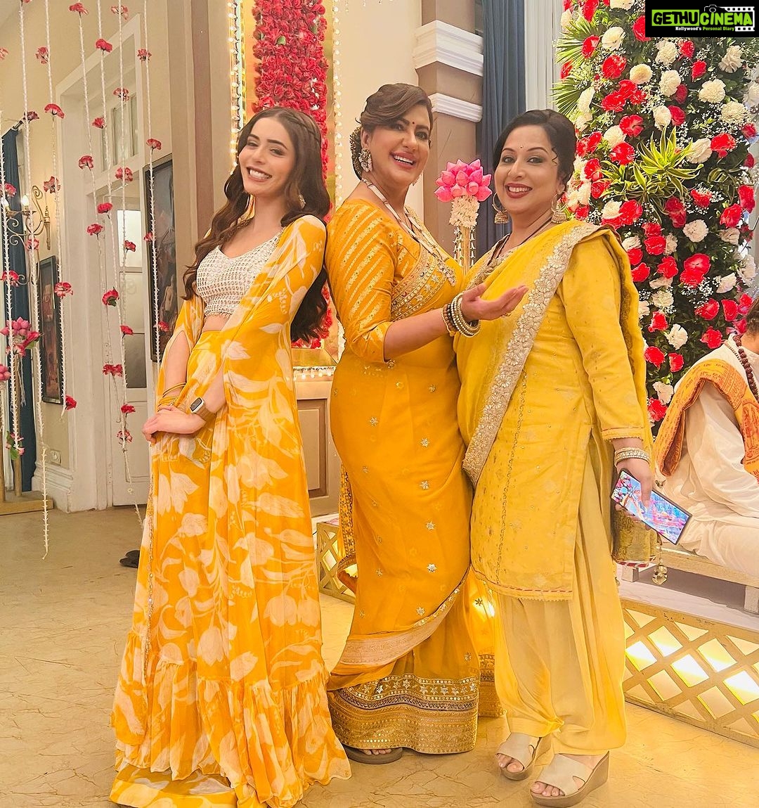 Anisha Hinduja Instagram - Krishna janmashtami on set #❤️ #kundalibhagya #festive #mood #celebration #dress #instagood #bonding #happiness #gratitude #🙏