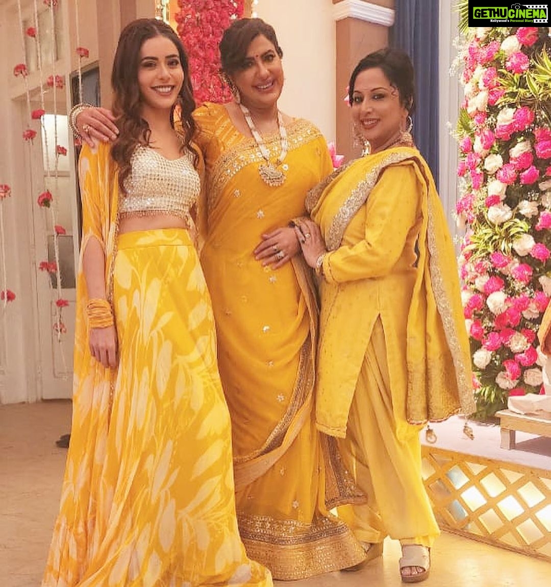 Anisha Hinduja Instagram - Krishna janmashtami on set #❤️ #kundalibhagya #festive #mood #celebration #dress #instagood #bonding #happiness #gratitude #🙏