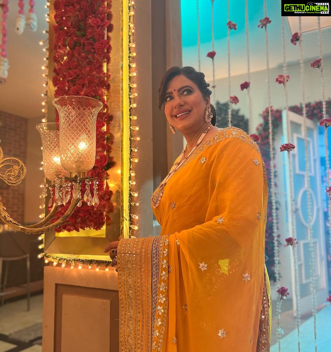 Anisha Hinduja Instagram - Krishna janmashtami on set #❤️ #kundalibhagya #festive #mood #celebration #dress #instagood #bonding #happiness #gratitude #🙏