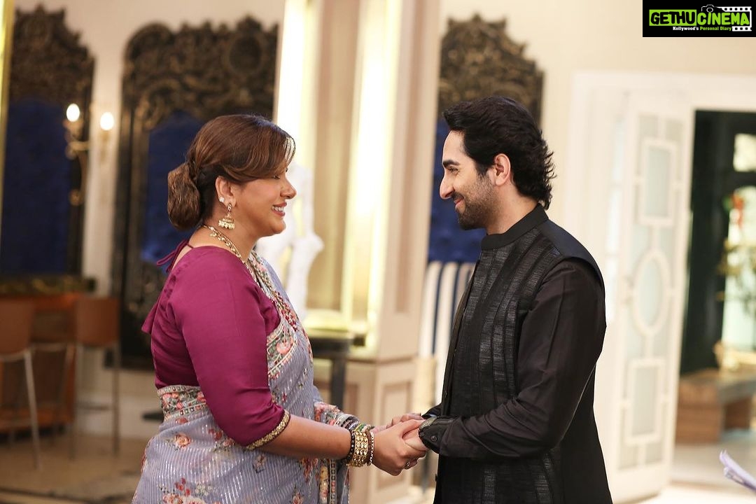 Anisha Hinduja Instagram - When old friends meet after ages #❤️ For the promotion of their new film On the sets of #kundalibhagya #dreamgirl #friends #old #memories #come #alive #worklife