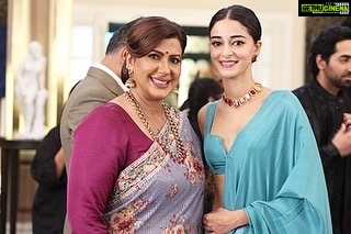 Anisha Hinduja Instagram - When old friends meet after ages #❤️ For the promotion of their new film On the sets of #kundalibhagya #dreamgirl #friends #old #memories #come #alive #worklife