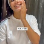 Anita Hassanandani Instagram - A quick GRWM for a very special shoot! Just love his art @bajpayee.manoj ✨ I start off by cleansing my face, so I recently started using this Moisturising Facial Wash from @simpleskincareindia It helps me get rid of all the dirt and impurities and gives me clean & hydrated skin. Best part its soap-free so it does not leave my skin feeling dry. Fav part….Some Ice therapy for boating! Moisturiser so my makeup glides through and ta-da I am done. I hope you liked this, let me know your thoughts in the comments below!! #AD #simpleskincare #gentlecleanser #soapfree #getreadywithme #shootday