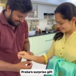 Anitha Sampath Instagram - எங்களுக்கு எல்லாமே எங்க குடும்பம்தான்😇 எந்த நல்ல நாளுமே ஆடம்பரம் இல்லாம வீட்டுல மட்டும் தான் கொண்டாடுவோம்.நல்ல நாளில் குடும்பத்தோடு மகிழ்வதைவிட ஆகச்சிறந்த போதை வேறில்லை! ✅ எவ்வளவு முடியுமோ அவ்வளவு நினைவுகளை சேகரிச்சிப்போம்!😇 7 வருடக்காதல் 4வருட இல்லறம்❤️ எங்களுக்குள்ள பிரச்சனையே வராதுனு வாழுறது பெரிய விஷயம் இல்ல. எத்தன கஷ்டம் வந்தாலும் உனக்கு நான் இருக்கேன் எனக்கு நீ இருக்கனு வாழுறது தான் பெரிய விஷயம்.அது இந்த 7 வர்ஷத்துல எப்பவுமே கொறஞ்சதில்ல.❤️ எனக்காகவே யோசிக்கிற என்கூடவே துணையா நிக்கிற உனக்கு எத்தனை நன்றியும் பத்தாது. இன்னும் நிறைய கனவு காணுவோம்; ஒன்னு ஒன்னா, ஒன்னா சேர்ந்து ஜெயிப்போம் பப்பு😘 குடும்பத்தையும் எண்ணற்ற கனவுகளையும் சுமக்கும் பொறுப்பான பிள்ளைகளா இது போலவே எப்பவும் இருக்கணும்😊 எப்பவும் சொல்ற மாதிரி! உன்ன பாக்காமலே போய் இருந்தா என்ன ஆகிருப்பேன் பப்பு🥹 Thanks for giving me this beautiful life❤️ Always grateful to your love🙇🏻‍♀️ கல்லரையில் கூட ஜன்னல் ஒன்று வைத்து உந்தன் முகம் பார்ப்பேணடா❤️ @itsme_pg Happy 4th wedding anniversary😘 Thanks for all your wishes thangams😇🙏🏼 #anithasampath #aniprabha #4thweddinganniversary #weddinganniversary
