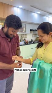 Anitha Sampath Instagram - எங்களுக்கு எல்லாமே எங்க குடும்பம்தான்😇 எந்த நல்ல நாளுமே ஆடம்பரம் இல்லாம வீட்டுல மட்டும் தான் கொண்டாடுவோம்.நல்ல நாளில் குடும்பத்தோடு மகிழ்வதைவிட ஆகச்சிறந்த போதை வேறில்லை! ✅
எவ்வளவு முடியுமோ அவ்வளவு நினைவுகளை சேகரிச்சிப்போம்!😇

7 வருடக்காதல் 4வருட இல்லறம்❤️
எங்களுக்குள்ள பிரச்சனையே வராதுனு வாழுறது பெரிய விஷயம் இல்ல. எத்தன கஷ்டம் வந்தாலும் உனக்கு நான் இருக்கேன் எனக்கு நீ இருக்கனு வாழுறது தான் பெரிய விஷயம்.அது இந்த 7 வர்ஷத்துல எப்பவுமே கொறஞ்சதில்ல.❤️

எனக்காகவே யோசிக்கிற என்கூடவே  துணையா நிக்கிற உனக்கு எத்தனை நன்றியும் பத்தாது. இன்னும் நிறைய கனவு காணுவோம்; ஒன்னு ஒன்னா, ஒன்னா சேர்ந்து ஜெயிப்போம் பப்பு😘 

குடும்பத்தையும் எண்ணற்ற கனவுகளையும் சுமக்கும் பொறுப்பான பிள்ளைகளா இது போலவே எப்பவும் இருக்கணும்😊
எப்பவும் சொல்ற மாதிரி!
உன்ன பாக்காமலே போய் இருந்தா 
என்ன ஆகிருப்பேன் பப்பு🥹
Thanks for giving me this beautiful life❤️
Always grateful to your love🙇🏻‍♀️
கல்லரையில் கூட ஜன்னல் ஒன்று வைத்து
உந்தன் முகம் பார்ப்பேணடா❤️
@itsme_pg 

Happy 4th wedding anniversary😘
Thanks for all your wishes thangams😇🙏🏼

#anithasampath #aniprabha #4thweddinganniversary #weddinganniversary