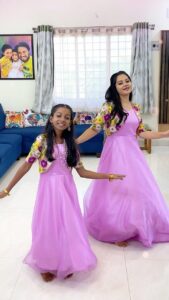 Anitha Sampath Instagram - Trending on youtube😍Oodha poo💜Wearing the beautiful mom daughter combo gown from
@justforeves 💁🏻‍♀️
Save for later😇

Aadhi long time,no see😀
dance reel with my niece 
@aathirai_arunchunai 
(Praba’s first akka ponnu)

#anithasampath #trendingsong #trendingreels #momdaughter #momdaughterdress #momdaughtercombo #justforeves #ornedunchalai #oodhapoo #oodhaoodha #reelwithaadhi