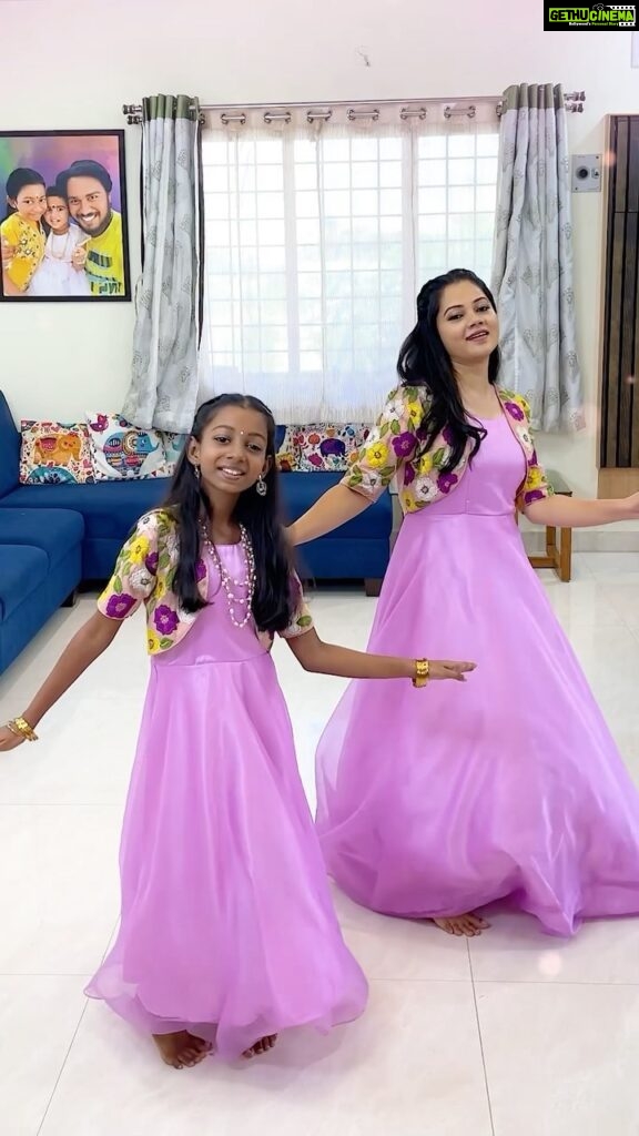 Anitha Sampath Instagram - Trending on youtube😍Oodha poo💜Wearing the beautiful mom daughter combo gown from @justforeves 💁🏻‍♀️ Save for later😇 Aadhi long time,no see😀 dance reel with my niece @aathirai_arunchunai (Praba’s first akka ponnu) #anithasampath #trendingsong #trendingreels #momdaughter #momdaughterdress #momdaughtercombo #justforeves #ornedunchalai #oodhapoo #oodhaoodha #reelwithaadhi
