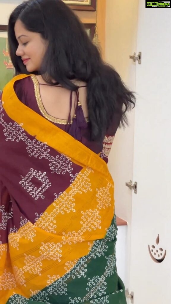 Anitha Sampath Instagram - kolam saree @izhaiyal_thesarihouse😍 loved this hand blocked kolam saree in madurai cotton. Kolam and kunguma colour, a perfect traditional combo❤️ #anithasampath #kolamsaree #cottonsaree #sareecollection #southindiansaree