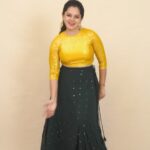 Anitha Sampath Instagram - vintage thalapathy fans here?😃 Reviving the 90s kids songs through anitha sampath reels😍 Wearing the costumes from @vkfashion2018 ✅ Concept & direction @official_anithasampath @itsme_pg (cameo😂) Special thanks to @makeupby_rinu & @kavinjr2023 #anithasampathreels #asr #transitionreels #costumedesigner #makeupartist #chennaimodel #chennaimakeupartist #bridalmakeup #biggbosstamil #bigboss #bigbosstamil #bb #biggbossanithasampath #newsreader #suntv #vijaytv #vijaytelevision #tamilpechuengalmoochu #starvijay #outfits #legenga #kurthi #designerclothes #thalapathyvijay #leo #thalapathy #coimbatoremappillai #vintagethalapathy