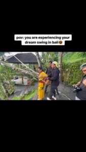 Anitha Sampath Instagram - adapavigala! enaku hindi theriyadhu da.. tamil la solitu thalli udunga da dei moment..😅

On knowing that iam an indian..they started giving important life saving instructions in hindi..😂 

 Travel partner @gtholidays.in 💛
Video & kathi tholaiyadha instructions by my partner @itsme_pg 😅

#baliswing #anithasampath #anithasampathreels #bali #baliindonesia #gtholidays #travel #traveller