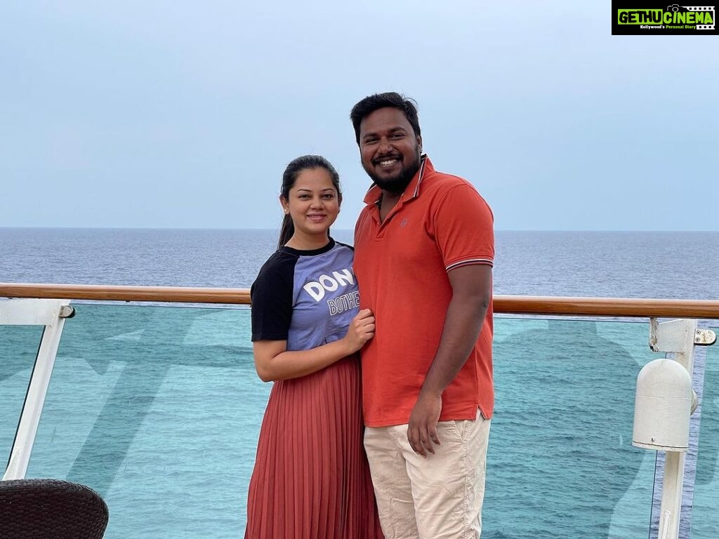Anitha Sampath Instagram - Praba be like “sikram photo edra thambi..evlo neram dhan moochu iluthu pudikradhu”😅 Finally at the📍Cordelia cruise If u r puzzled how to book the tickets or for price enquiry please contact @travelinkholidays ✅😇 Thanks for the Hustle-free arrangements🧡😀 #anithasampath #traveller #cordeliacruise #chennaicruise #cordelia #cordeliacruisechennai #empress #chennai Cordelia Cruises
