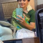 Anitha Sampath Instagram - Mark antony shooting spot! Pic from the caravan! Thank u so much for all your positive feedback and wishes thangams😍 means a lot! And this 70s look on screen was my self makeup! 😅 #anithasampath #markantony #selvaraghavan #actorvishal #sjsurya