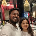 Anitha Sampath Instagram – Adhisayama kupta odane (konjama force panen) mall ku vandhutan..
Inum konjam kenji ketu padam pakanum nu request panen (kaal la vilundhu kenjunen)
 Adhukum ok solitan😍
Indha ariya sambavatha memory aaka oru ‘on spot’ post❤️
Tag your “scene pakoda” partner!
@itsme_pg #couplelove LUXE Cinemas Chennai