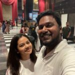 Anitha Sampath Instagram – Adhisayama kupta odane (konjama force panen) mall ku vandhutan..
Inum konjam kenji ketu padam pakanum nu request panen (kaal la vilundhu kenjunen)
 Adhukum ok solitan😍
Indha ariya sambavatha memory aaka oru ‘on spot’ post❤️
Tag your “scene pakoda” partner!
@itsme_pg #couplelove LUXE Cinemas Chennai