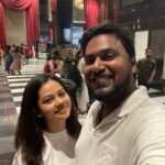 Anitha Sampath Instagram - Adhisayama kupta odane (konjama force panen) mall ku vandhutan.. Inum konjam kenji ketu padam pakanum nu request panen (kaal la vilundhu kenjunen) Adhukum ok solitan😍 Indha ariya sambavatha memory aaka oru ‘on spot’ post❤️ Tag your “scene pakoda” partner! @itsme_pg #couplelove LUXE Cinemas Chennai