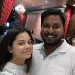 Anitha Sampath Instagram - Adhisayama kupta odane (konjama force panen) mall ku vandhutan.. Inum konjam kenji ketu padam pakanum nu request panen (kaal la vilundhu kenjunen) Adhukum ok solitan😍 Indha ariya sambavatha memory aaka oru ‘on spot’ post❤️ Tag your “scene pakoda” partner! @itsme_pg #couplelove LUXE Cinemas Chennai