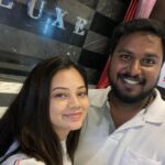 Anitha Sampath Instagram - Adhisayama kupta odane (konjama force panen) mall ku vandhutan.. Inum konjam kenji ketu padam pakanum nu request panen (kaal la vilundhu kenjunen) Adhukum ok solitan😍 Indha ariya sambavatha memory aaka oru ‘on spot’ post❤️ Tag your “scene pakoda” partner! @itsme_pg #couplelove LUXE Cinemas Chennai